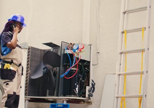 specialist-phone-with-home-owner (1)